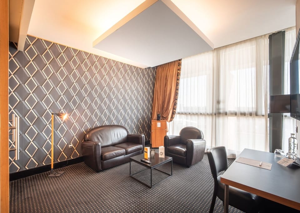 Suite | In-room safe, desk, iron/ironing board, free cribs/infant beds