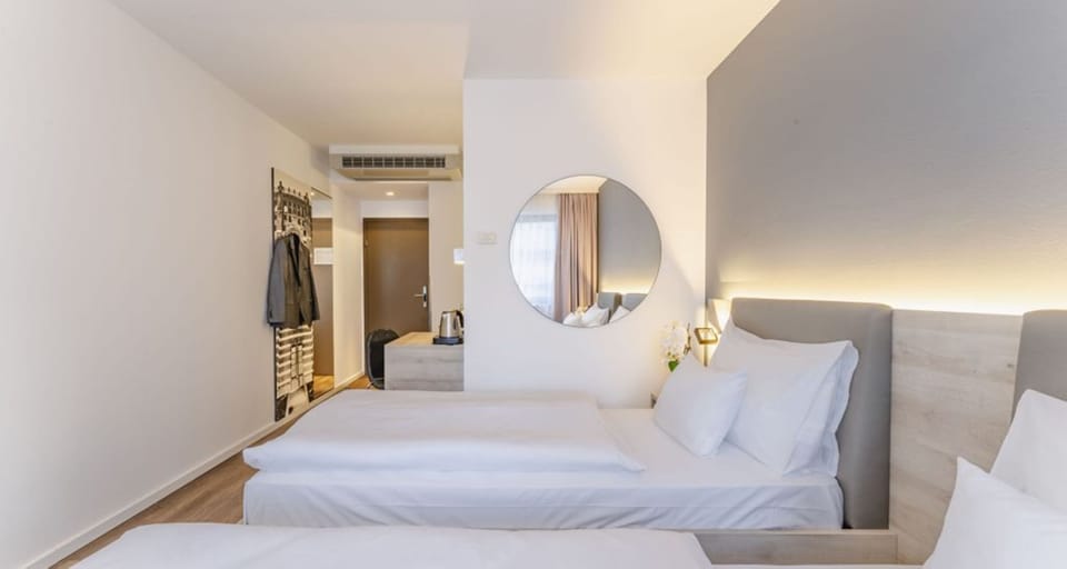Classic Twin Room | Desk, blackout drapes, soundproofing, rollaway beds