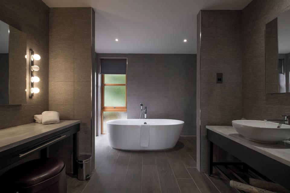 Family Suite | Bathroom | Free toiletries, hair dryer, bathrobes, towels