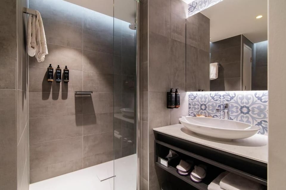 Combined shower/tub, eco-friendly toiletries, hair dryer, towels