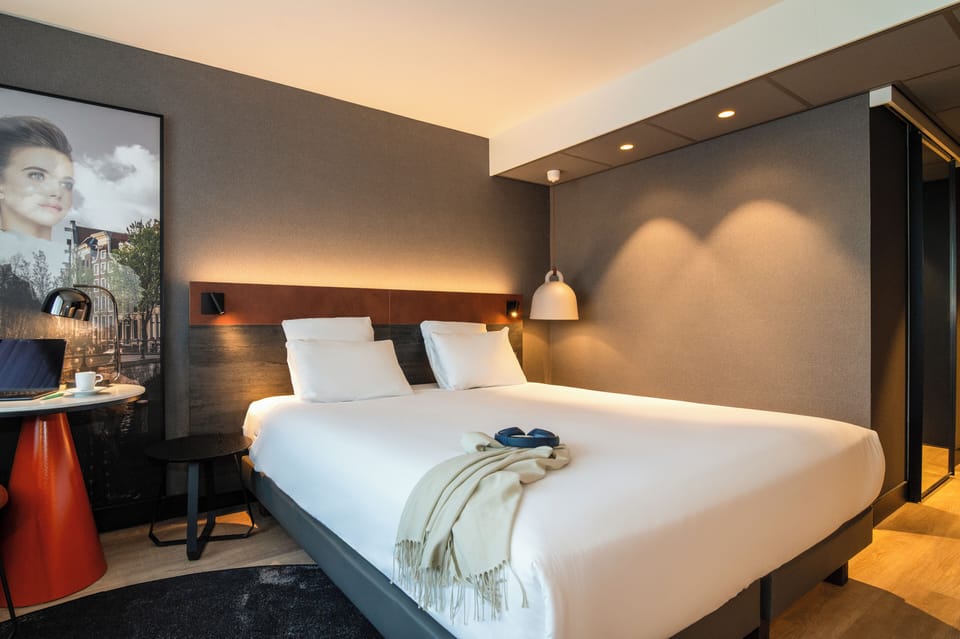 Privilege, Room, 1 Double Bed | In-room safe, desk, laptop workspace, blackout drapes
