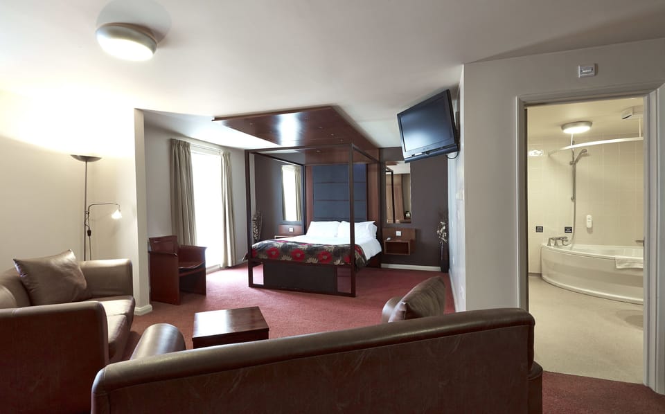 Executive Suite | Living area | 26-inch TV with digital channels