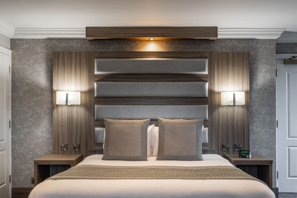 Suite, 1 King Bed | Desk, iron/ironing board, rollaway beds, free WiFi