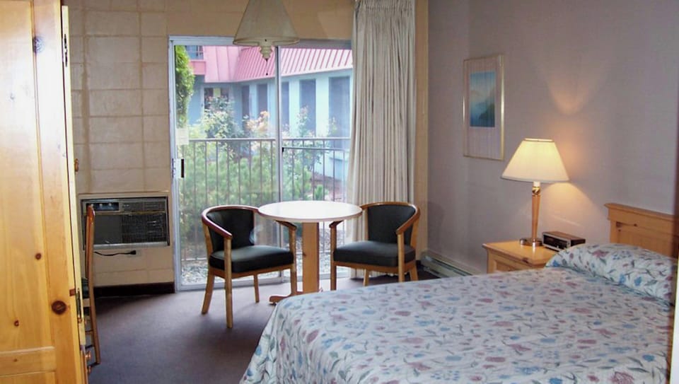 Room, 1 Queen Bed, Non Smoking, Refrigerator (2 Star) | Desk, laptop workspace, WiFi (free), alarm clocks