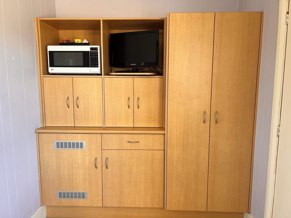 Standard Room, Non Smoking (Standard Queen) | Iron/ironing board, free WiFi, bed sheets