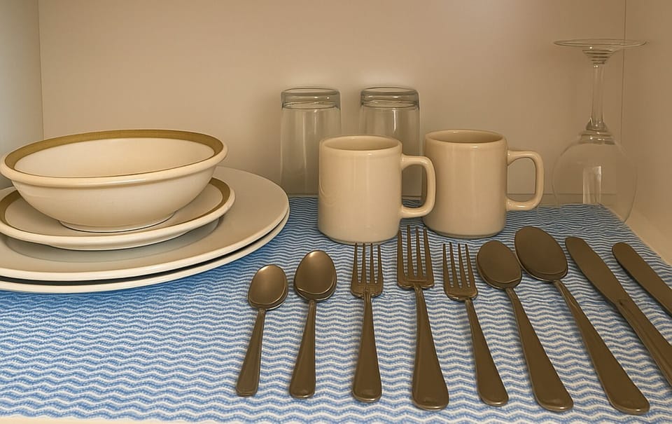 Standard Room, Non Smoking (Budget Queen) | Private kitchen | Fridge, microwave, coffee/tea maker, electric kettle