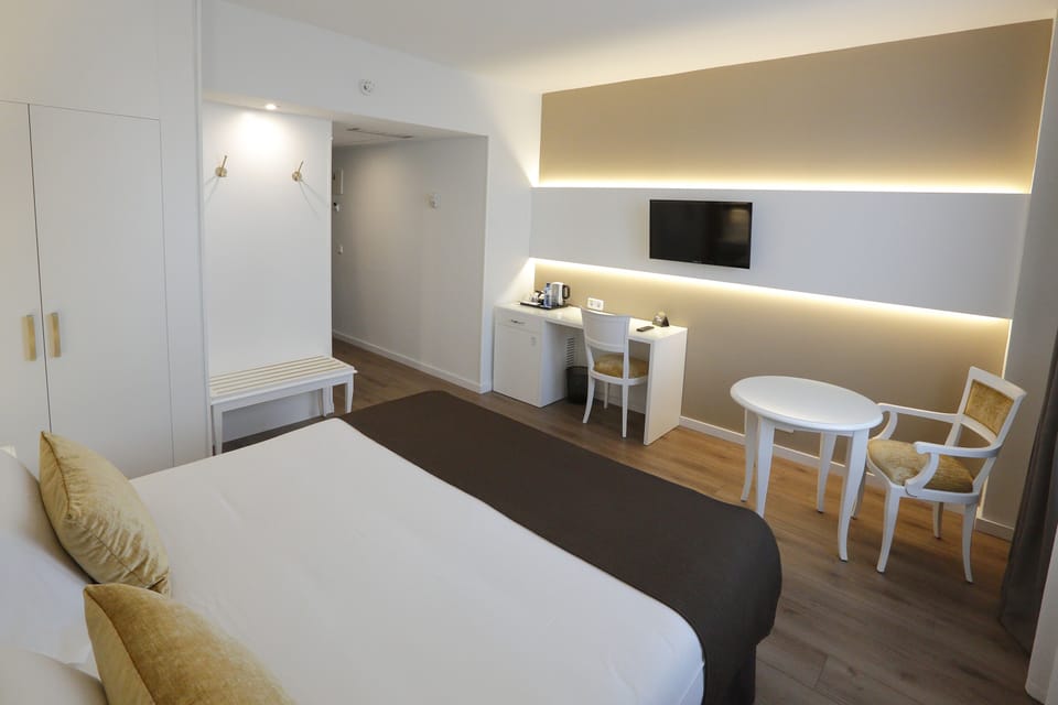 Double Room (King Size) | 1 bedroom, minibar, in-room safe, desk