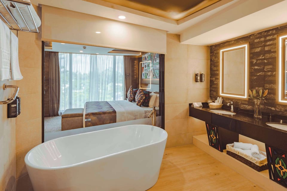Shower, rainfall showerhead, free toiletries, hair dryer