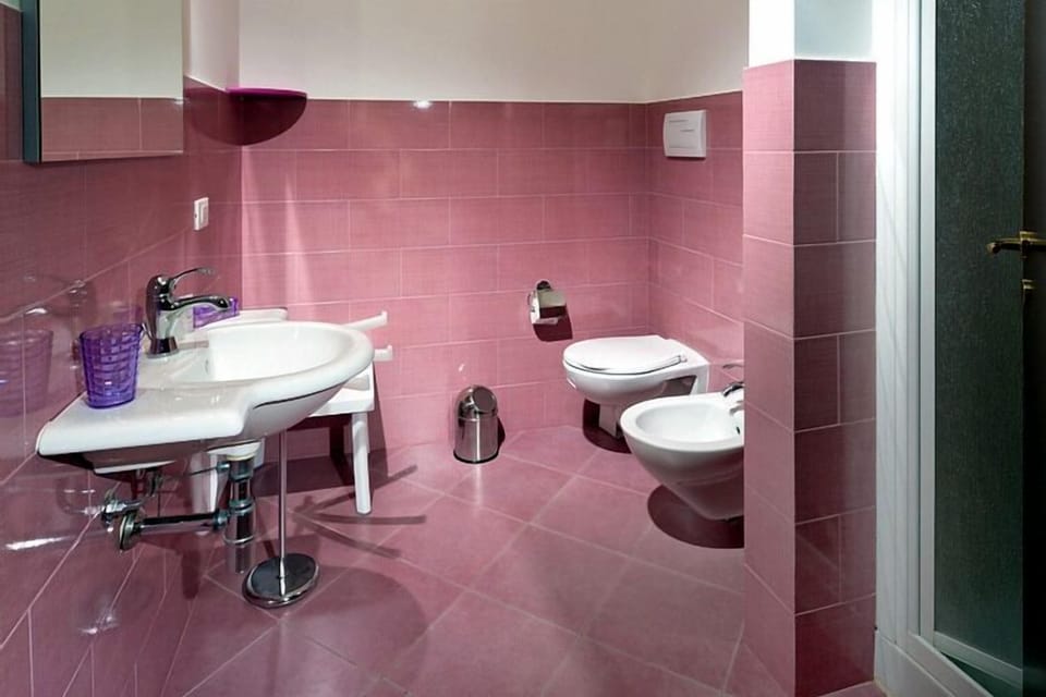 Basic Triple Room | Bathroom | Shower, free toiletries, hair dryer, bidet