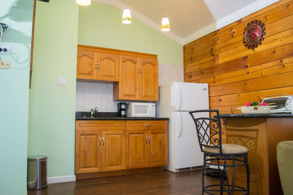 Deluxe Suite, Ocean View | Private kitchenette