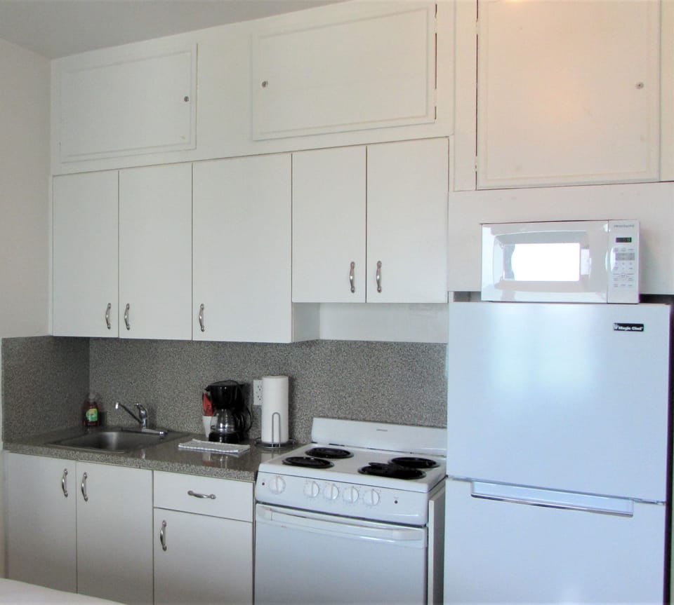 Ocean View Studio 70 | Private kitchenette | Fridge, microwave, stovetop, coffee/tea maker