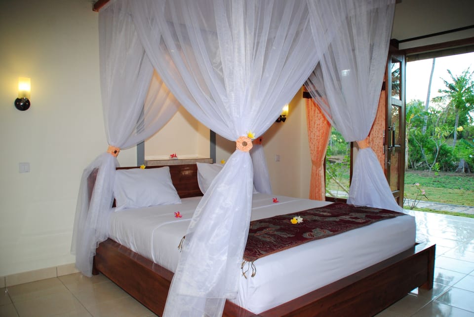 Desk, soundproofing, free WiFi, bed sheets