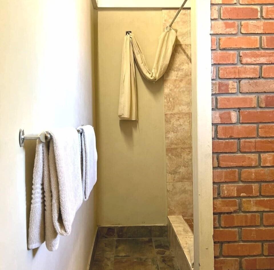 Shower, hydromassage showerhead, free toiletries, hair dryer