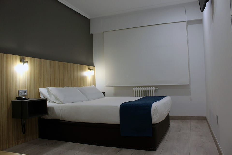 Double Room | Premium bedding, desk, free cribs/infant beds, rollaway beds