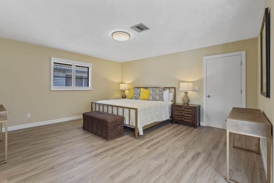 Avanti Vacation Rental, Relaxing 3-BR Retreat with Private Pool Minutes from Vanderbilt Beach and Delnor-Wiggins State Park. Enjoy Southern Exposure, BBQ Area, and Pet-Friendly Comfort House in Naples Park