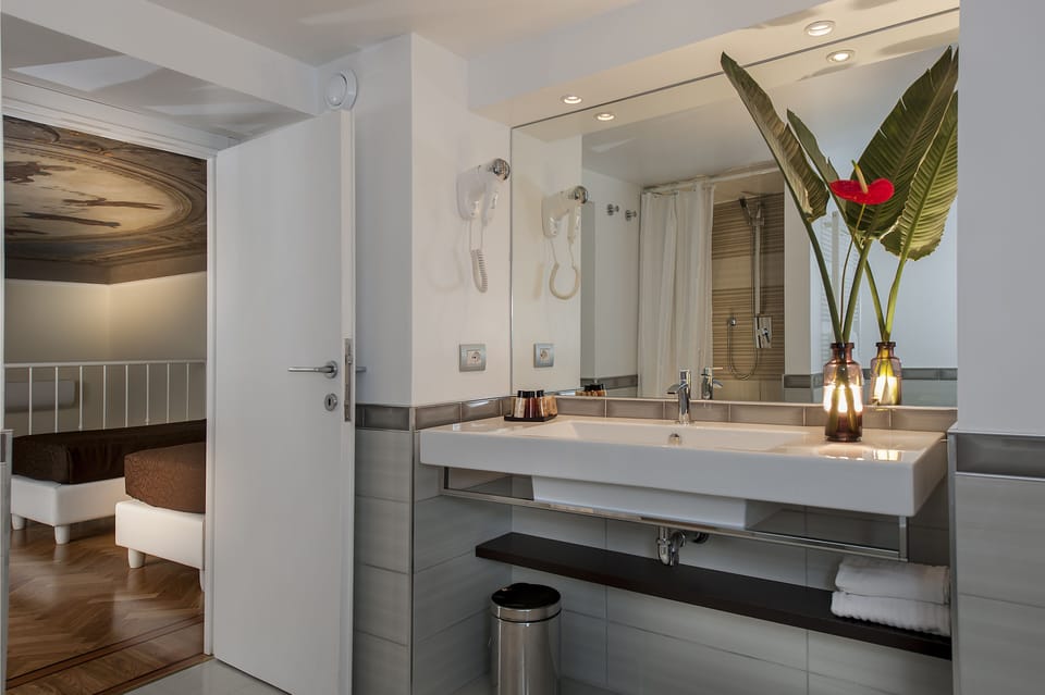 Junior Suite | Bathroom | Shower, free toiletries, hair dryer, slippers