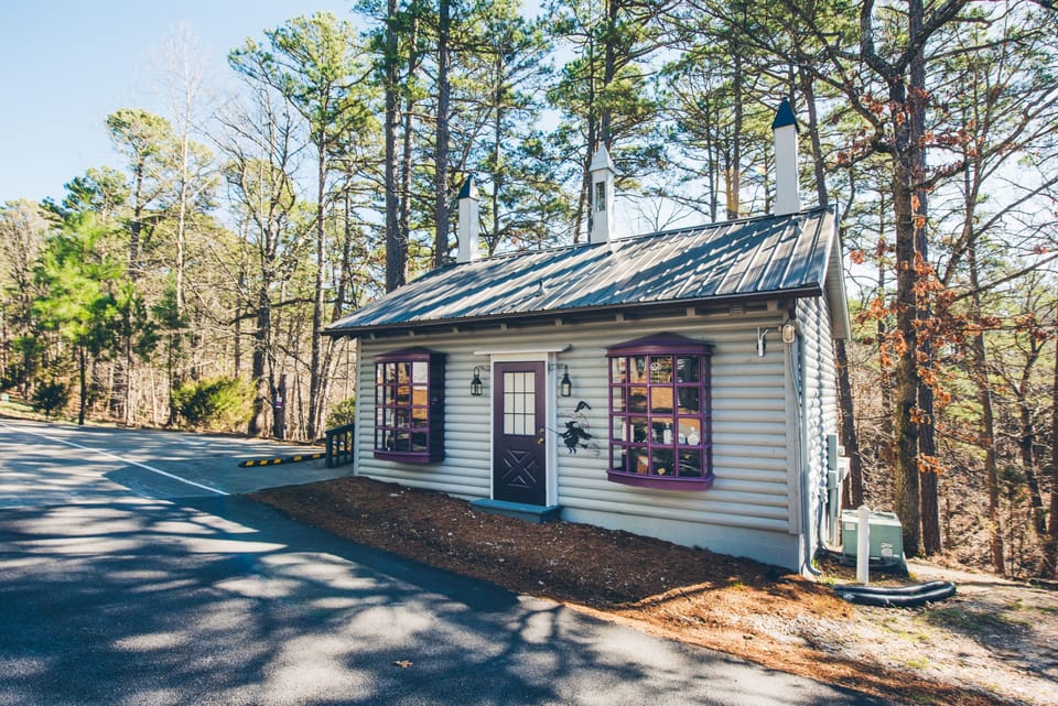 Deluxe Cottage, 1 King Bed, Jetted Tub | 1 bedroom, individually furnished, free WiFi, bed sheets