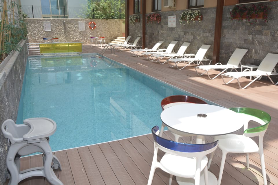 Outdoor pool, pool umbrellas, sun loungers