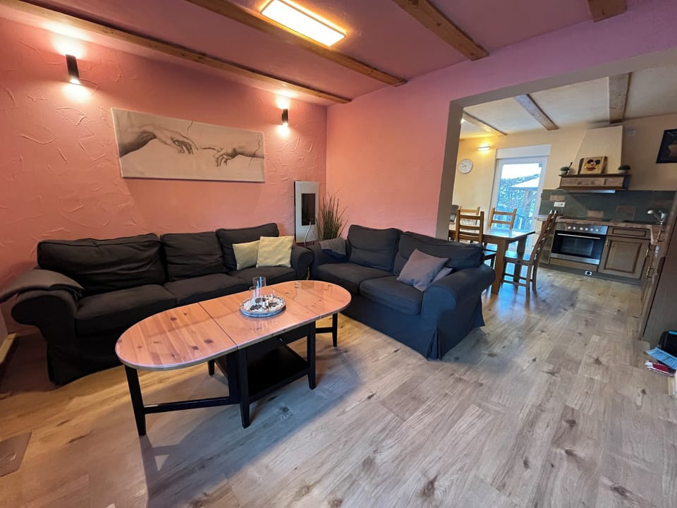 Basic Apartment, 3 Bedrooms, Non Smoking, Mountain View | Living room | 40-inch flat-screen TV with cable channels, TV