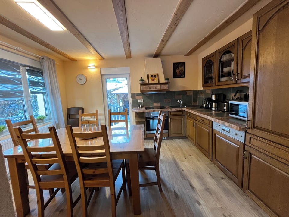 Basic Apartment, 3 Bedrooms, Non Smoking, Mountain View | Private kitchen | Full-size fridge, microwave, oven, stovetop