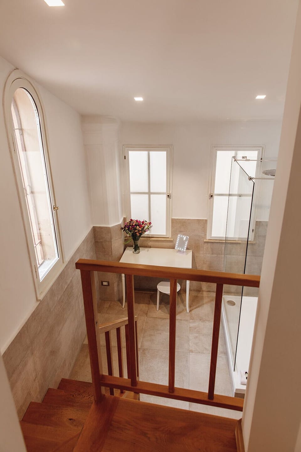 Shower, rainfall showerhead, free toiletries, hair dryer