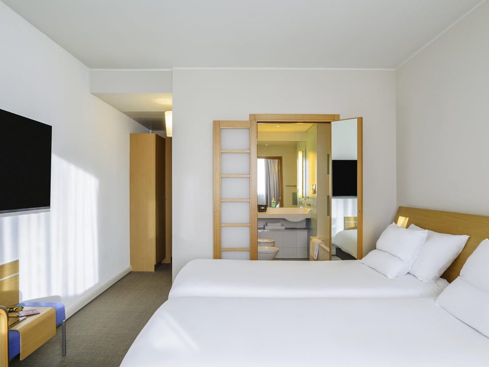Superior Twin Room, 2 Twin Beds | Hypo-allergenic bedding available, minibar, in-room safe, desk