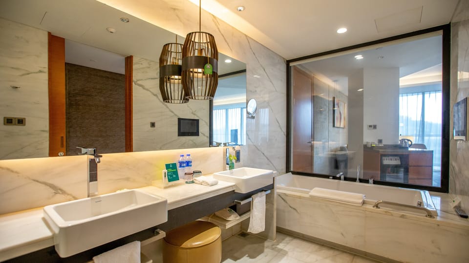 Shower, rainfall showerhead, free toiletries, hair dryer