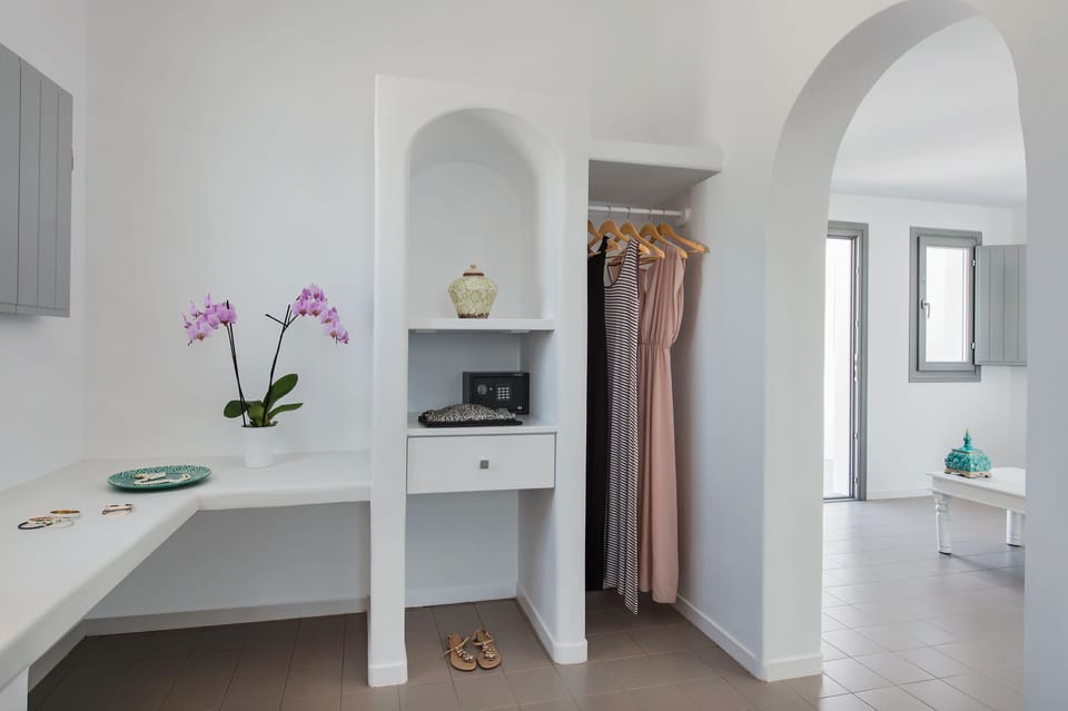 Honeymoon Suite outdoor Tub (Split level, Caldera View) | Living area | Flat-screen TV