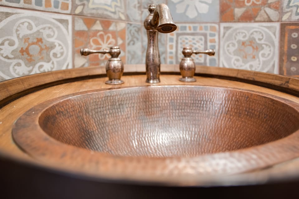 Double Room | Bathroom | Shower, free toiletries, hair dryer, towels