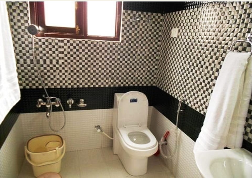 Deluxe Double Room, 1 Bedroom | Bathroom | Shower, free toiletries, bidet, towels