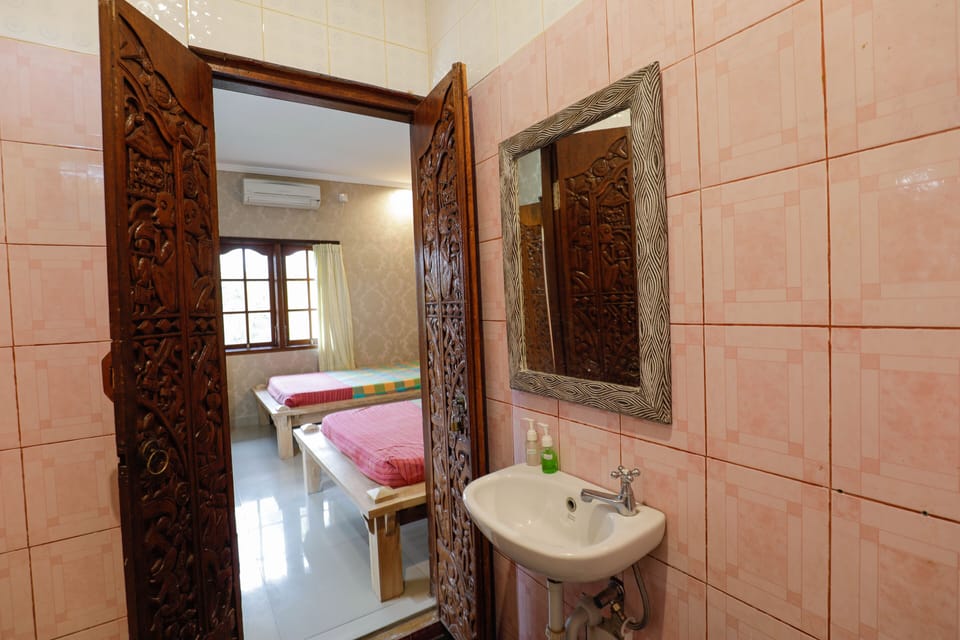 Standard Twin Room | Bathroom | Shower, free toiletries, towels
