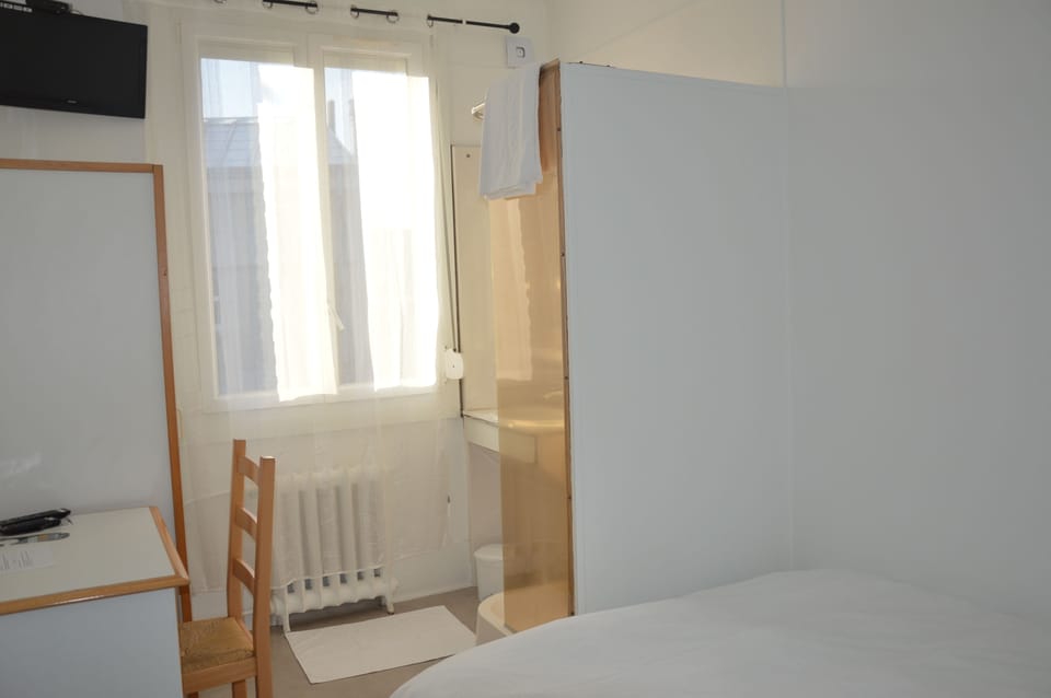 Economy Double Room, Shared Toilet | Desk, free WiFi, bed sheets