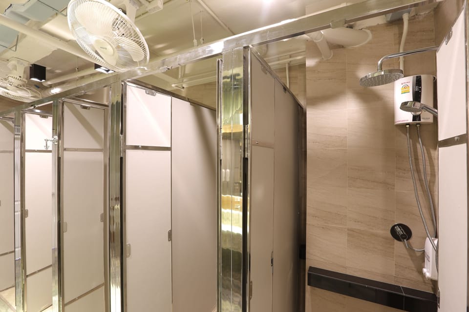 Shower, free toiletries, towels