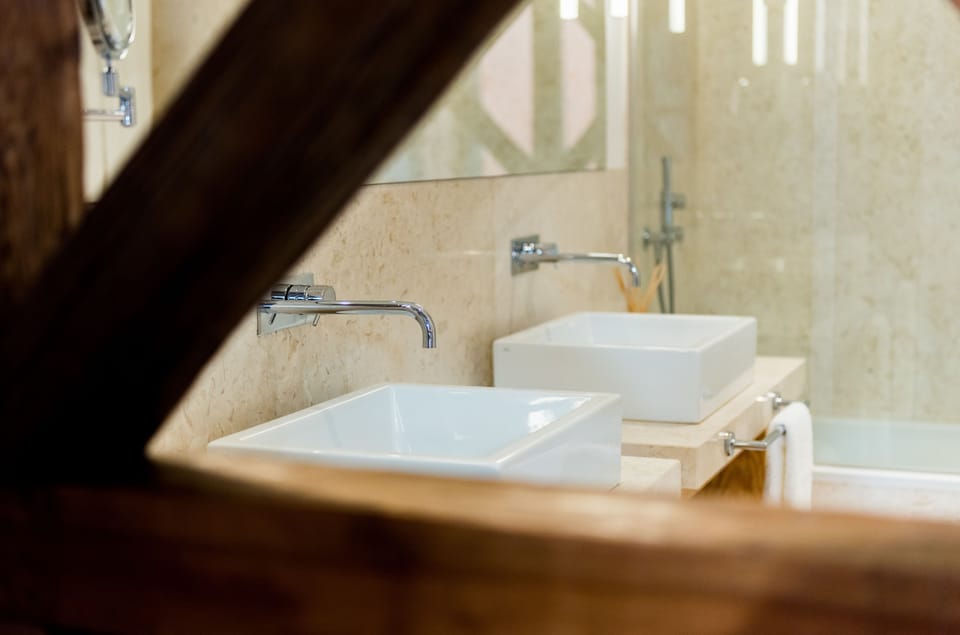 Bathroom sink