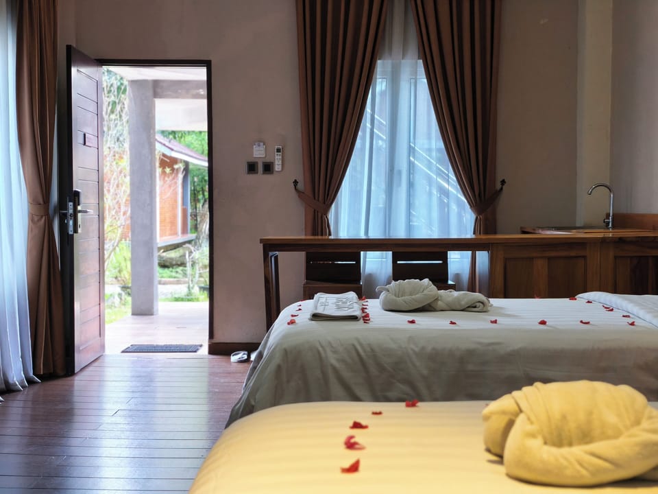Villa, 2 Single Beds | Desk, WiFi (free), bed sheets
