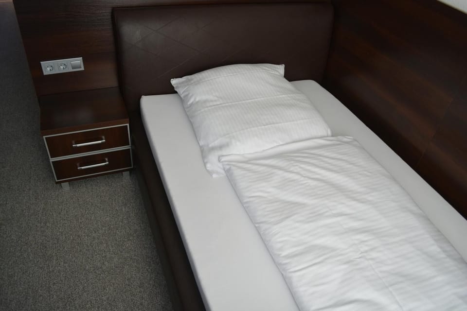 Desk, soundproofing, free cribs/infant beds, rollaway beds