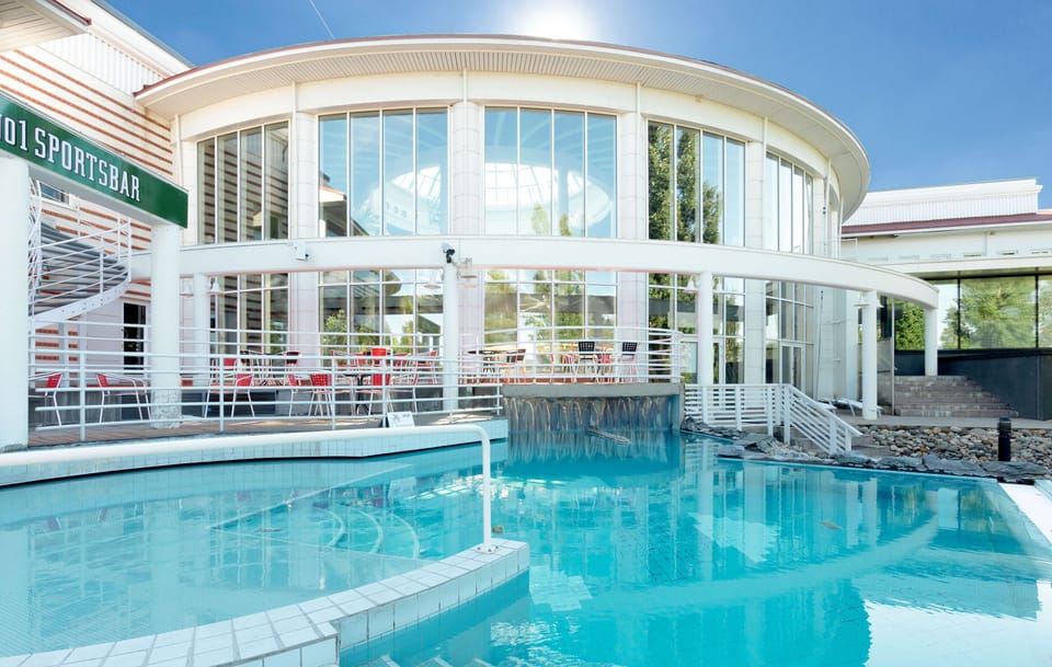 Indoor/outdoor pool