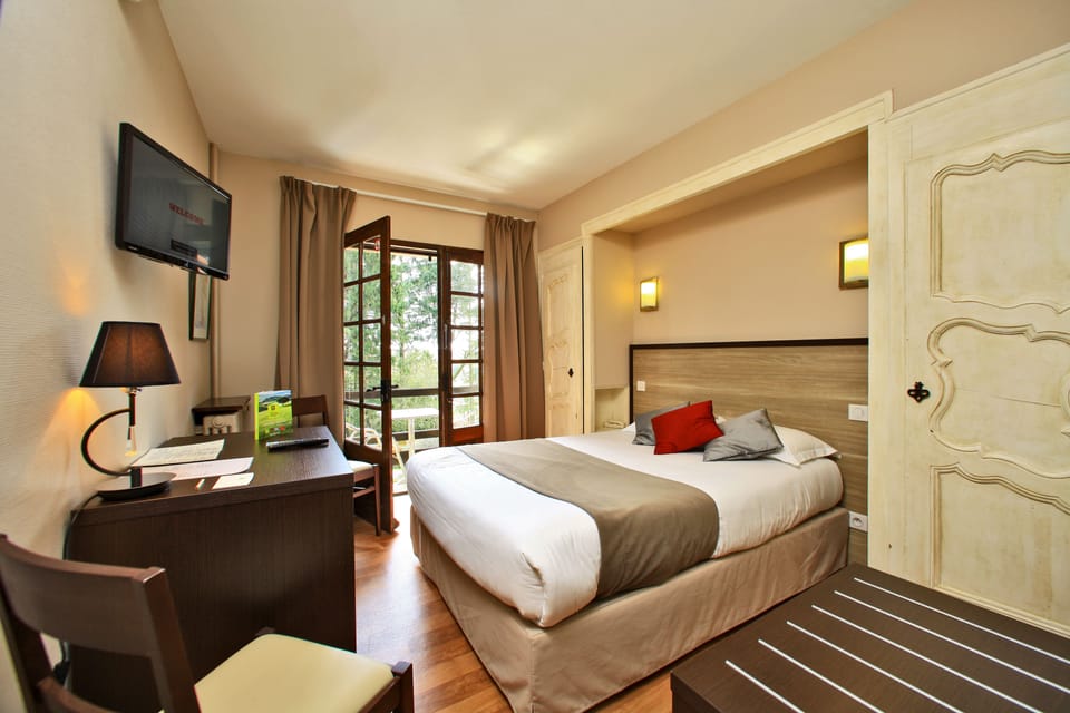 Double Room | Desk, blackout drapes, free WiFi, bed sheets