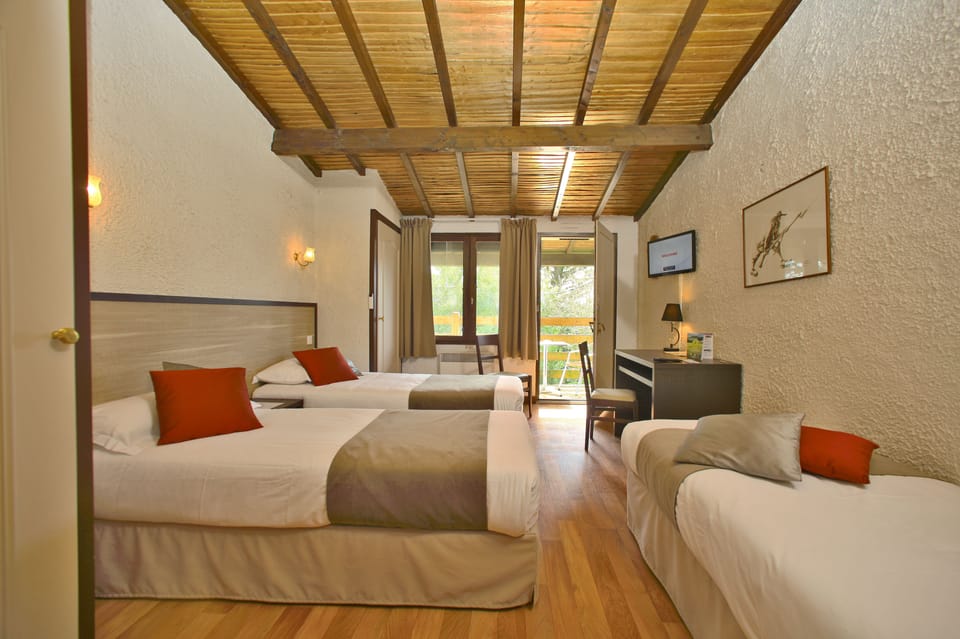 Triple Room | Desk, blackout drapes, free WiFi, bed sheets