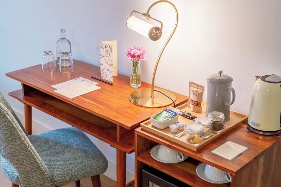 Minibar, in-room safe, blackout drapes, WiFi (free)
