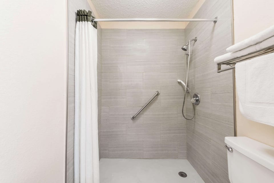 Combined shower/tub, hair dryer, towels