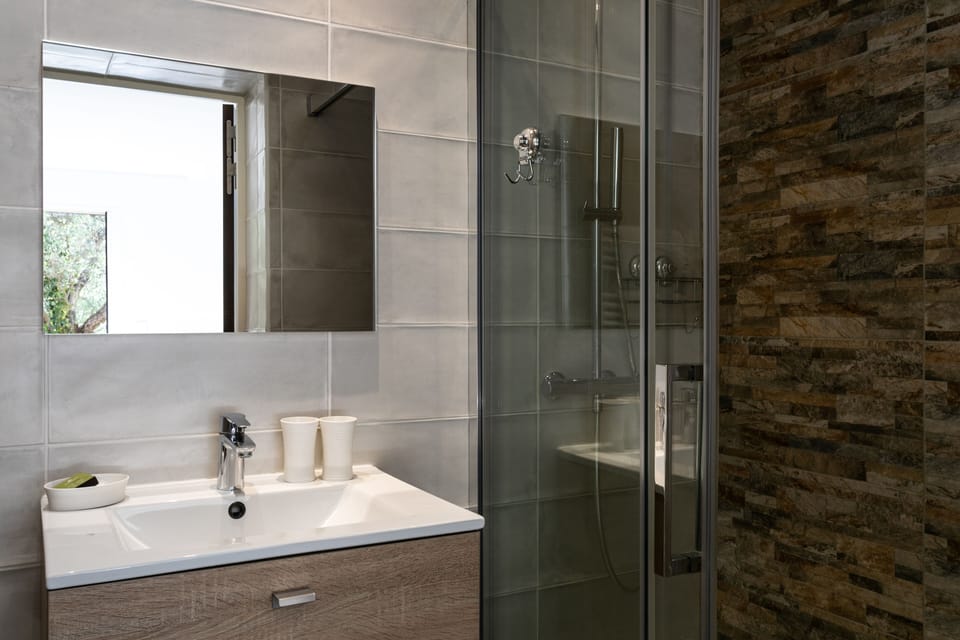 Superior Room, terrace Countryside View | Bathroom | Shower, free toiletries, hair dryer, towels