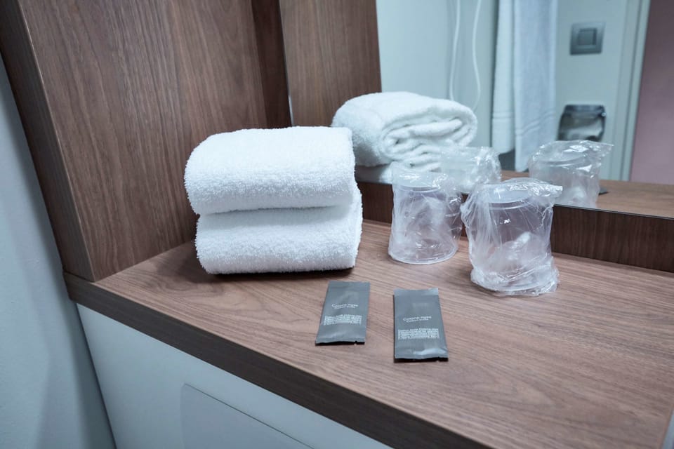 Standard Room, 2 Twin Beds | Bathroom | Shower, eco-friendly toiletries, hair dryer, towels