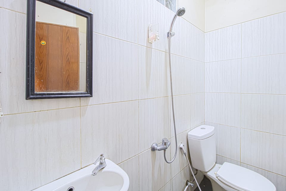 Family Room | Bathroom | Shower, free toiletries, towels