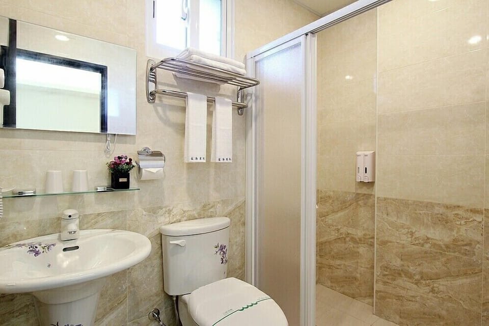 Premier Twin Room, 1 Bedroom | Bathroom | Shower, free toiletries, hair dryer, slippers
