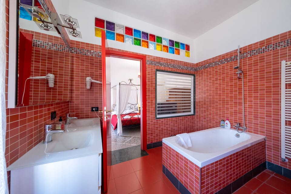 Double Room | Bathroom | Free toiletries, hair dryer, bidet, towels