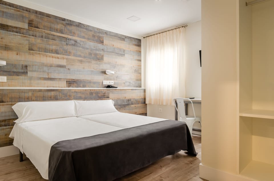 Desk, soundproofing, cribs/infant beds, free WiFi