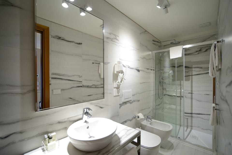 Comfort Single Room | Bathroom | Separate tub and shower, free toiletries, hair dryer, bathrobes