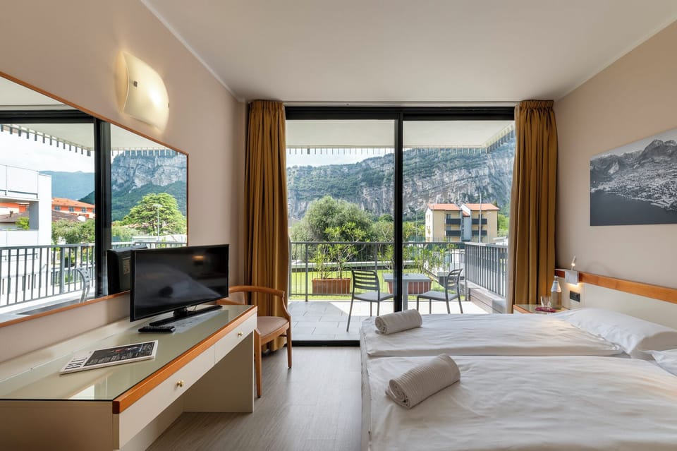 Economy Room, Mountain View | In-room safe, desk, blackout drapes, free WiFi