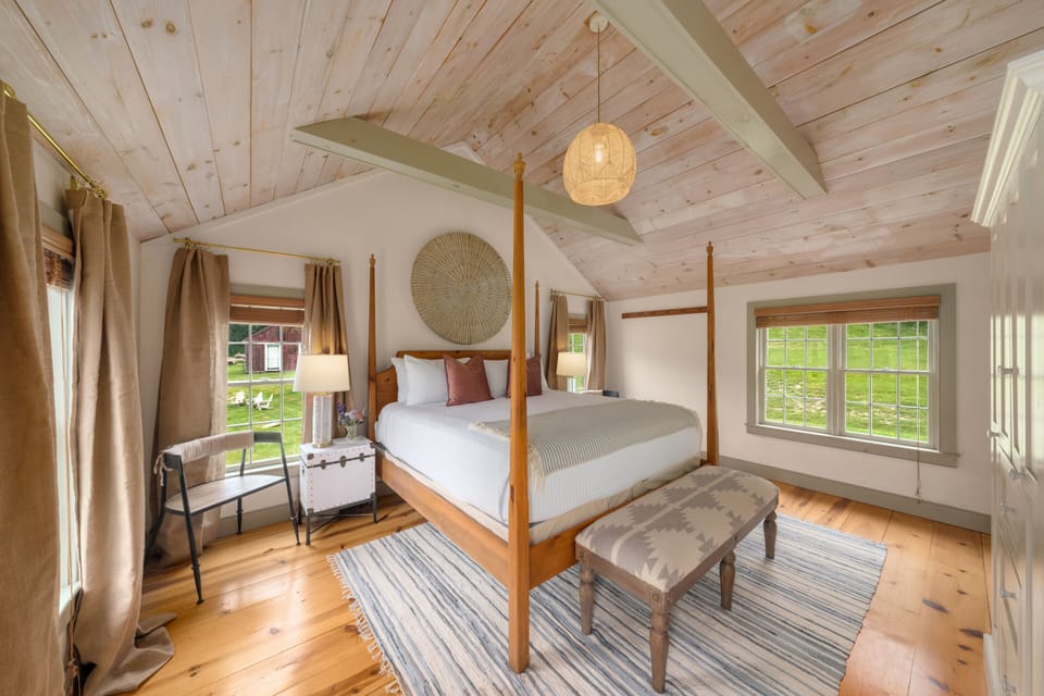 Pines Duplex Suite | Premium bedding, laptop workspace, blackout drapes